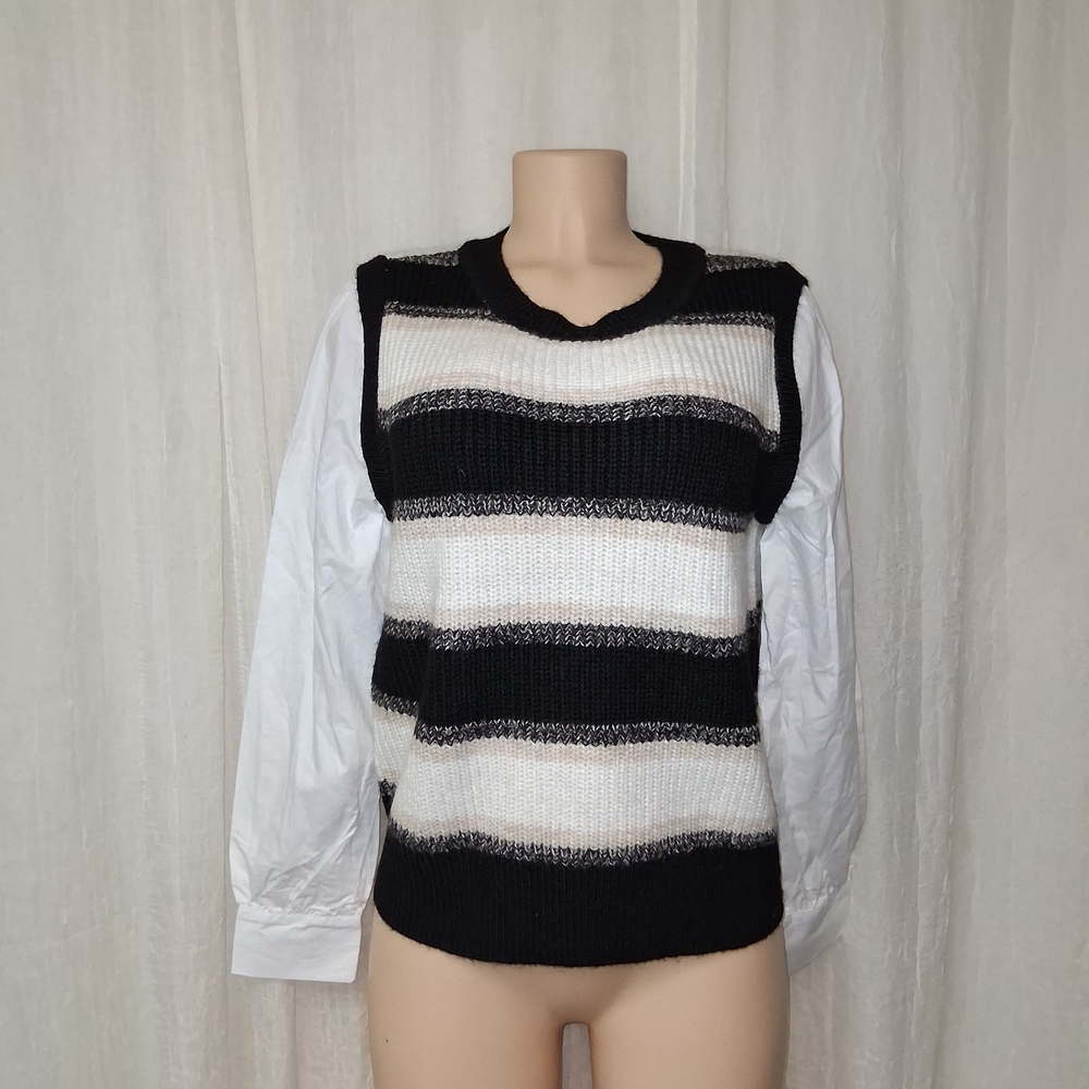 Evereve New Women Size M  Black and White Striped V-Neck Sweater Vest